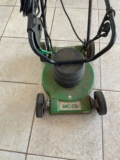 Cortador de grama eletrico trapp MC 35 l USADO em excelente estado - Foto 2