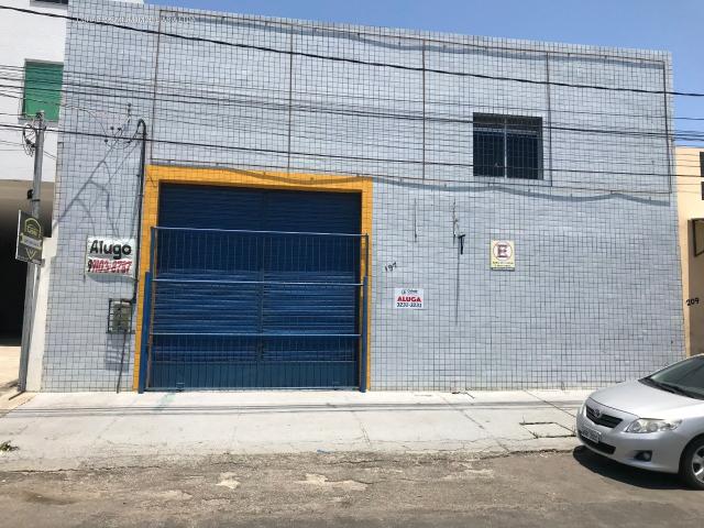 Galpão no bairro industrial, com +-700m²