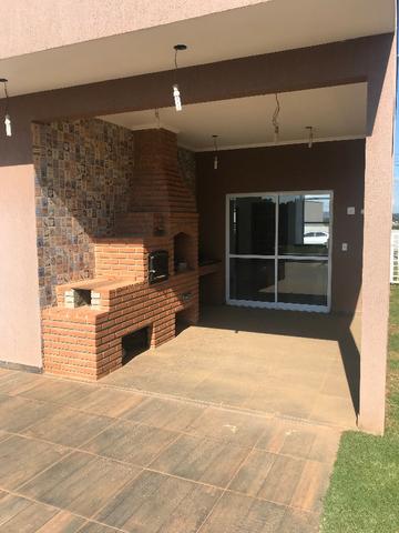 Aluguel de casa com piscina, condomínio fechado, área de lazer, lago e casa nunca habitada - Foto 2