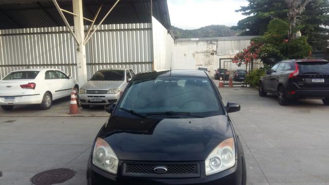 Fiesta hatch 2008 de garagem