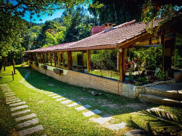 Linda casa em Lumiar com 4 suítes e rio pra banho nos fundos (1 km da praça)