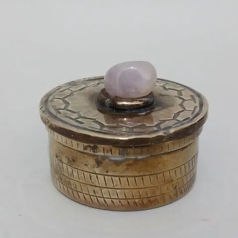 Caixinha em Latão, Porta Anel ou Pílulas,  com estampa e quartzo rosa.
