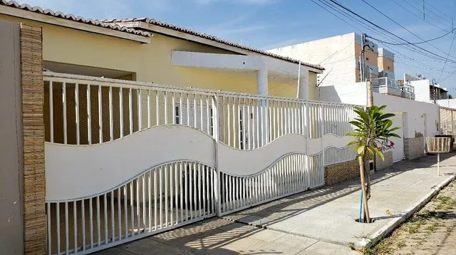 CASA À VENDA NO BAIRRO COUNTRY CLUB.