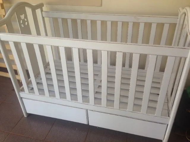 Berço em madeira maciça com 2 gavetas
