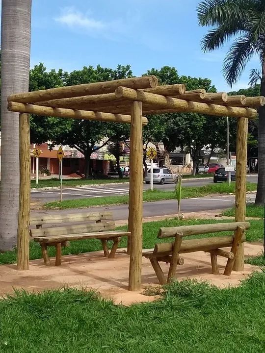 Bancos em. Eucalipto e pergolado 