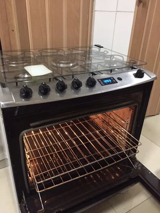 Fogão ELECTROLUX 5 BOCAS TIMER DIGITAL! AUTOMÁTICO E LUZ NO FORNO! Bem conservado - Foto 4