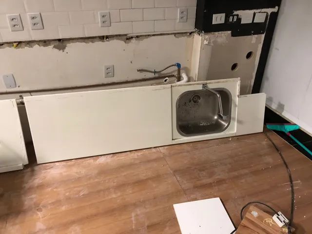 BANCADA EM MÁRMORE NANO GLASS BRANCA 3,20 X 0,55 COM CUBAS E PIAS AÇO INOX TRAMONTINA