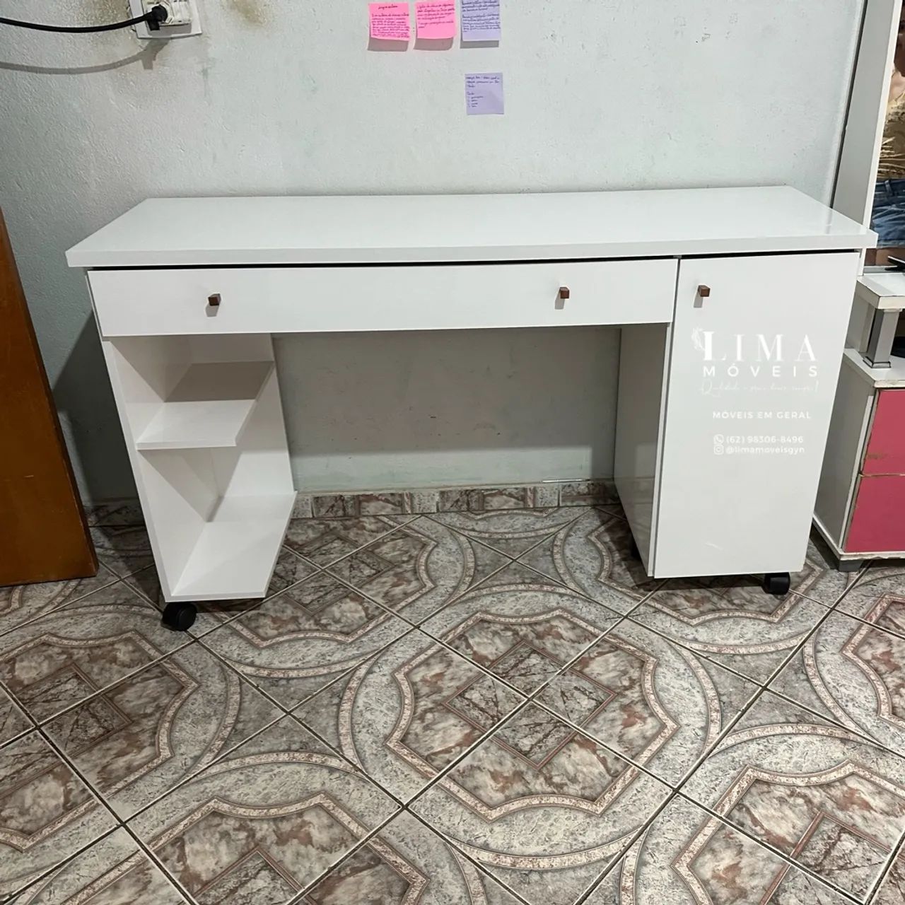 Escrivaninha c/ rodinhas// Mesa de estudos 