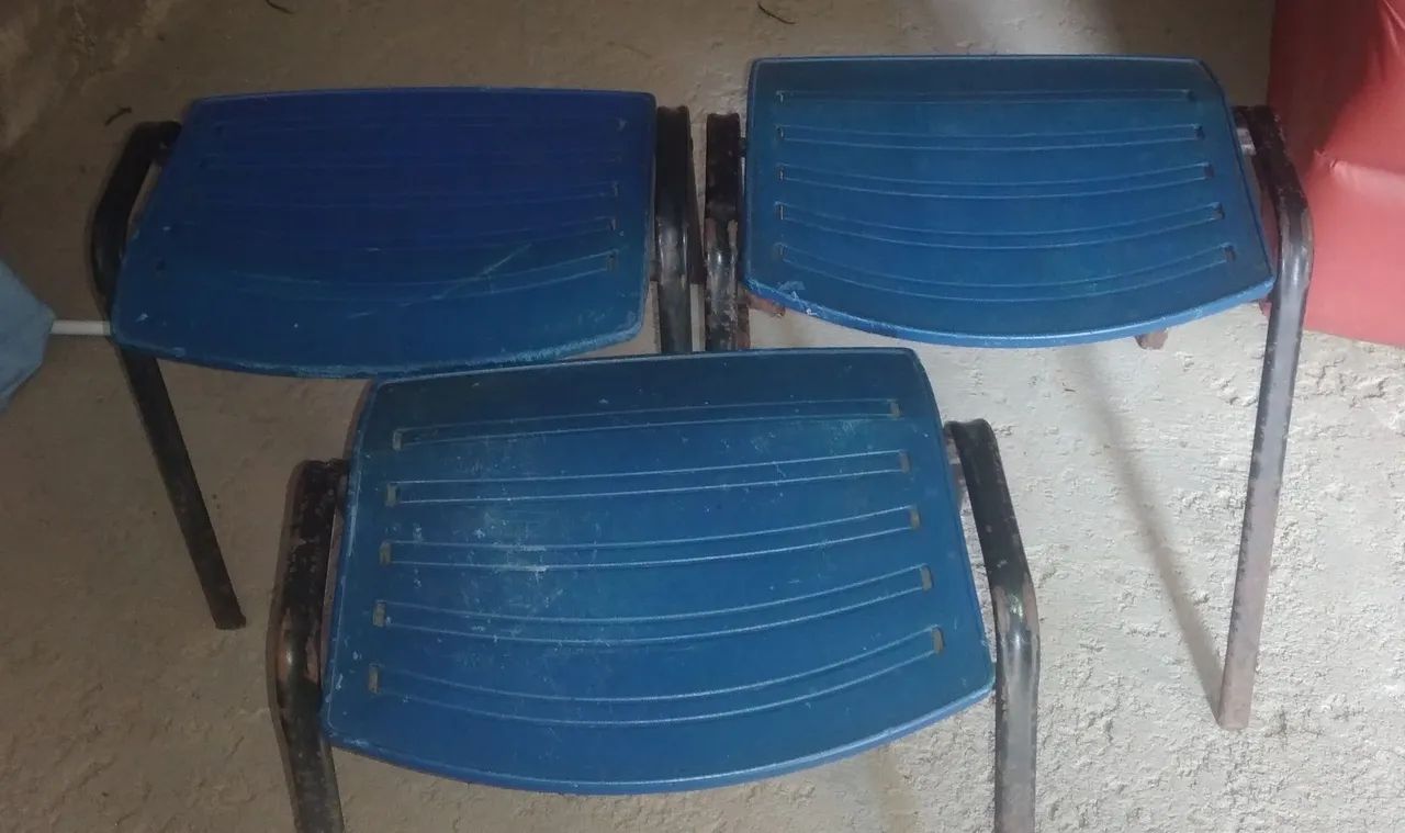3 Cadeiras azuis em metal