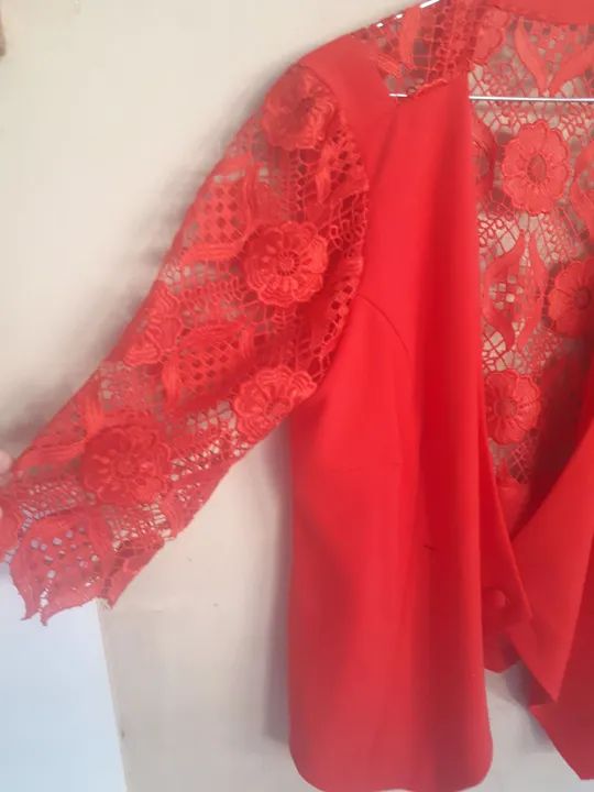 Casaco de renda vermelho semi-novo - Foto 3