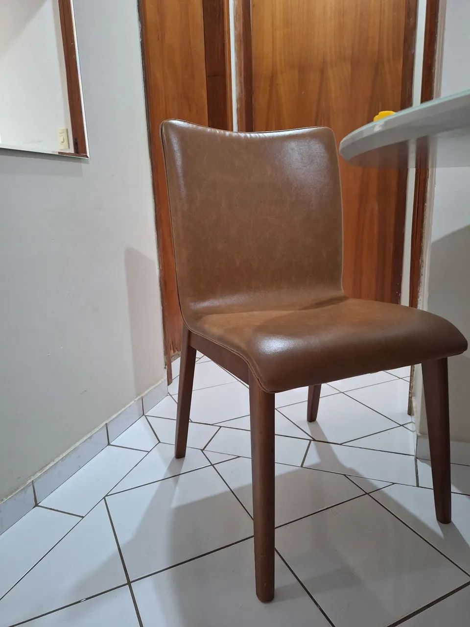 Cadeira estofada e madeira 