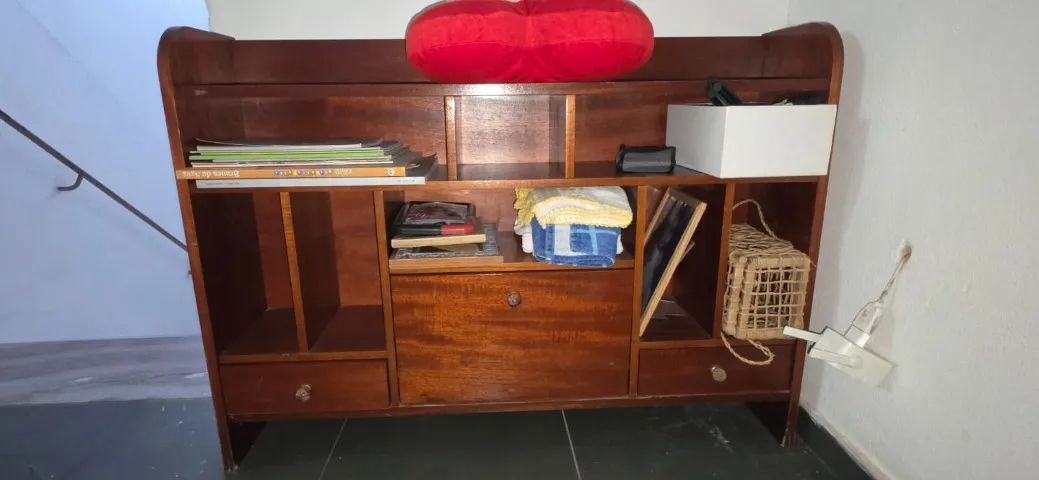 Escrevaninha pequena com porta e 2 gavetas