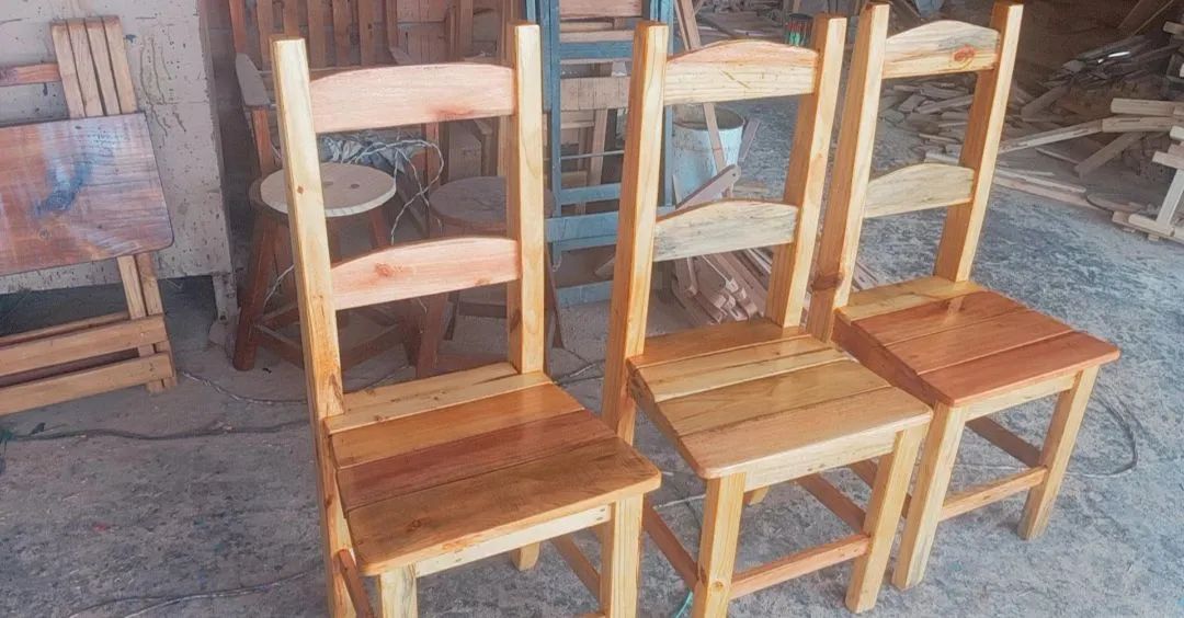  Cadeiras de Madeira
