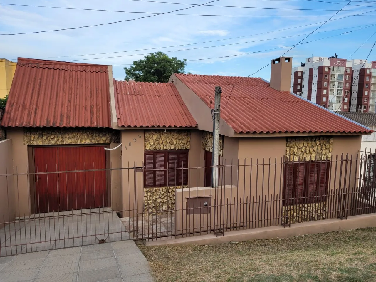 Casa com excelente acabamento em área central da cidade.