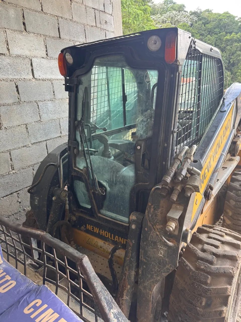 Mini carregadeira New Holland l230 