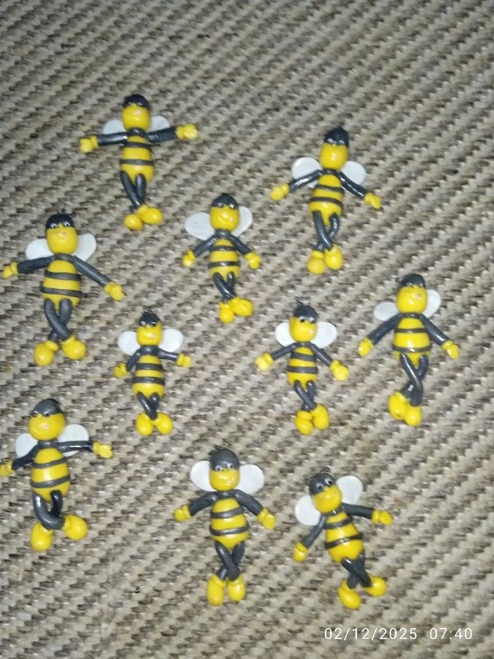 Abelhinhas em biscuit. Kit com dez peças. Em média com 8cm. - Foto 3