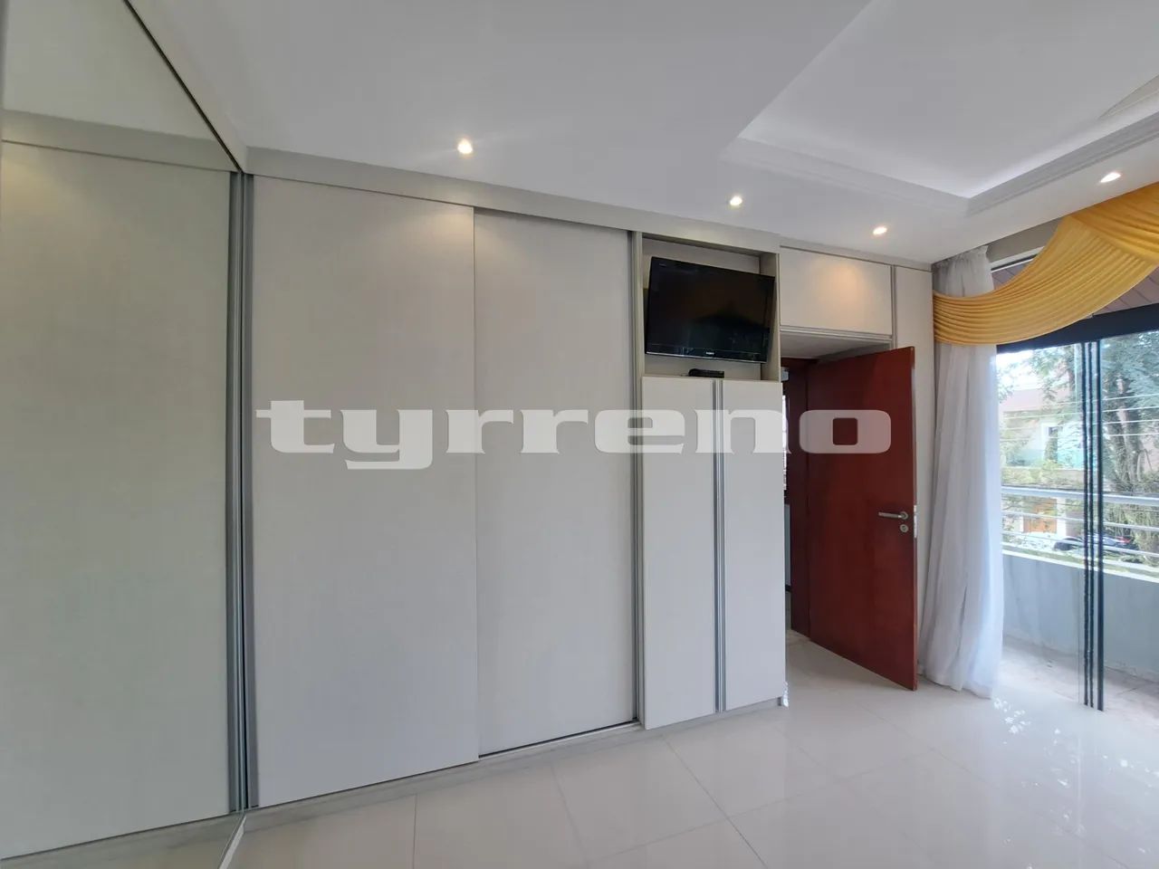 Sobrado para aluguel. Possui 309 metros quadrados com 4 quartos - Foto 3