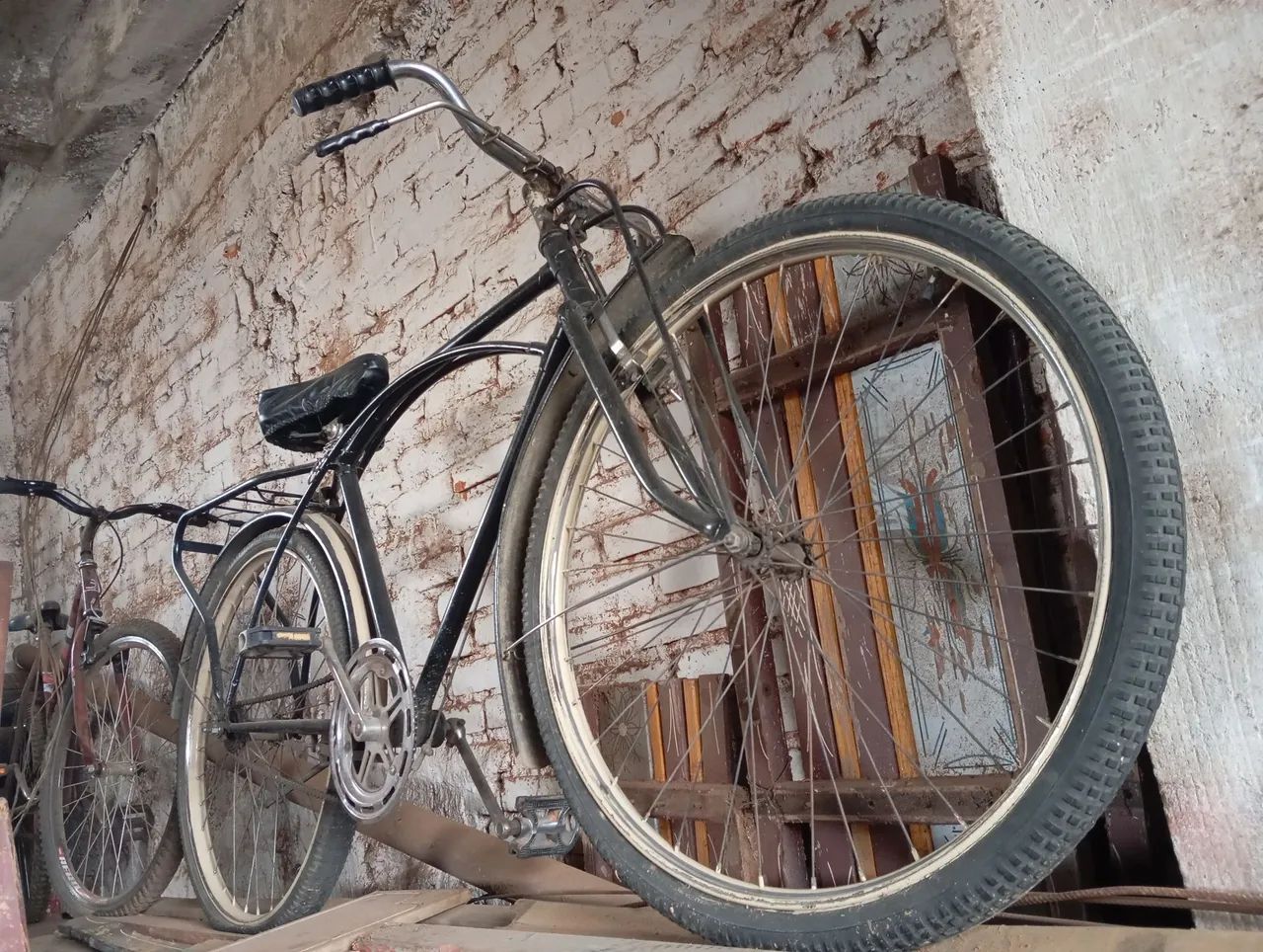 Bicicleta antiga de aro alto