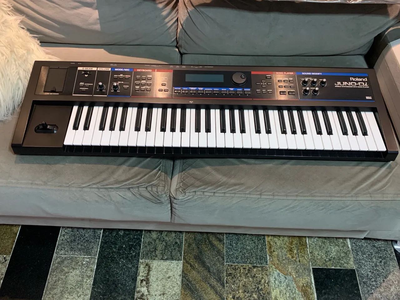 Sintetizador Roland Juno-DI