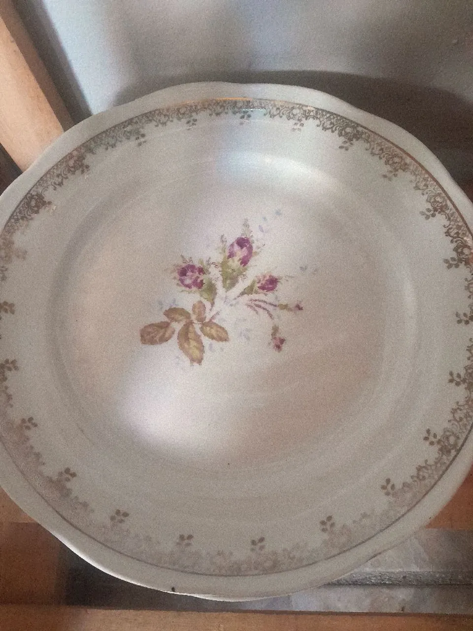Prato de Porcelana Antigo com Detalhes Florais