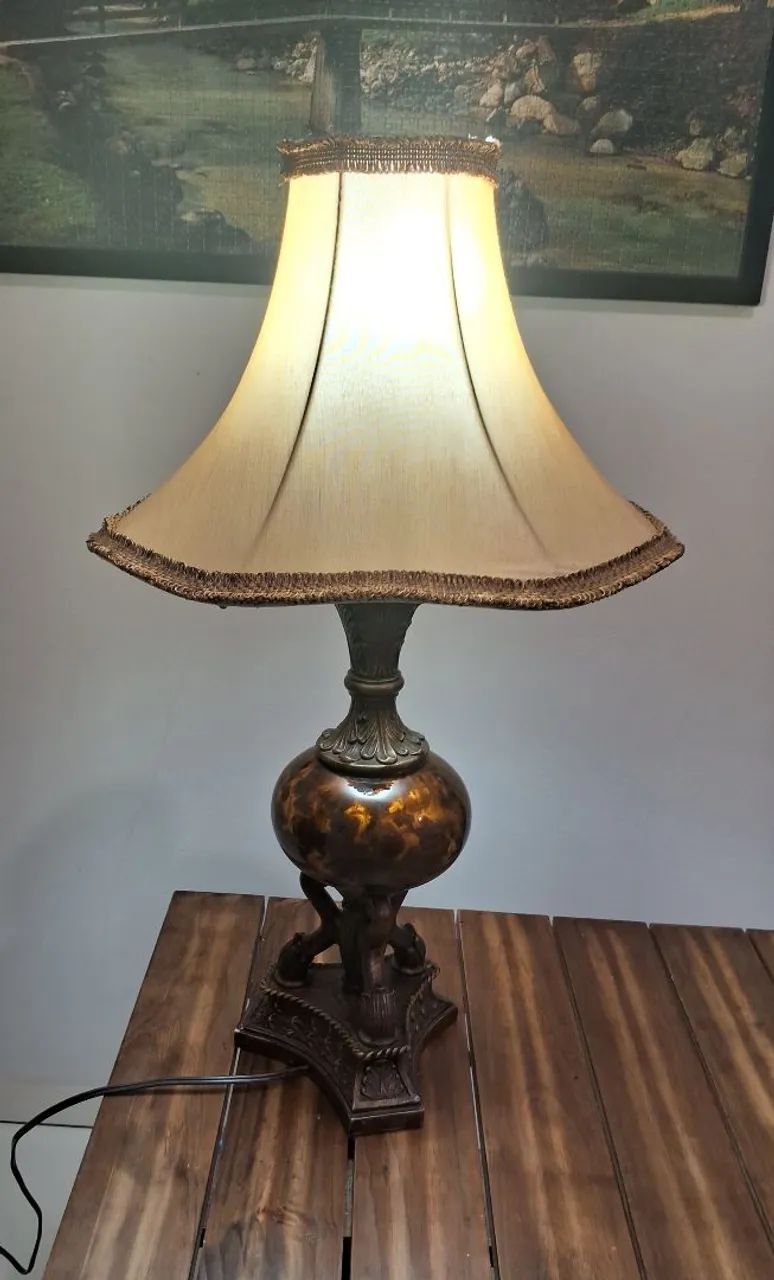 Abajur antigo funcional e decorativo