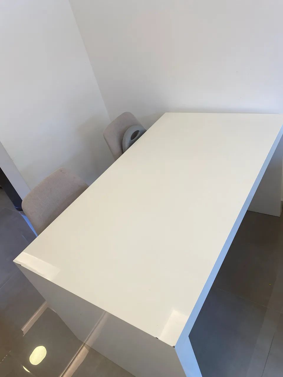 Lacquered 4-Seat Table64842834727811124