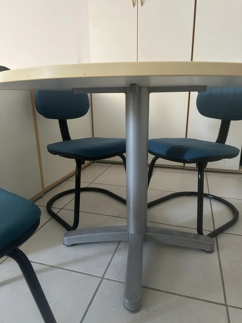 Mesa em fórmica  branca 1 metro de diâmetro  - Foto 2