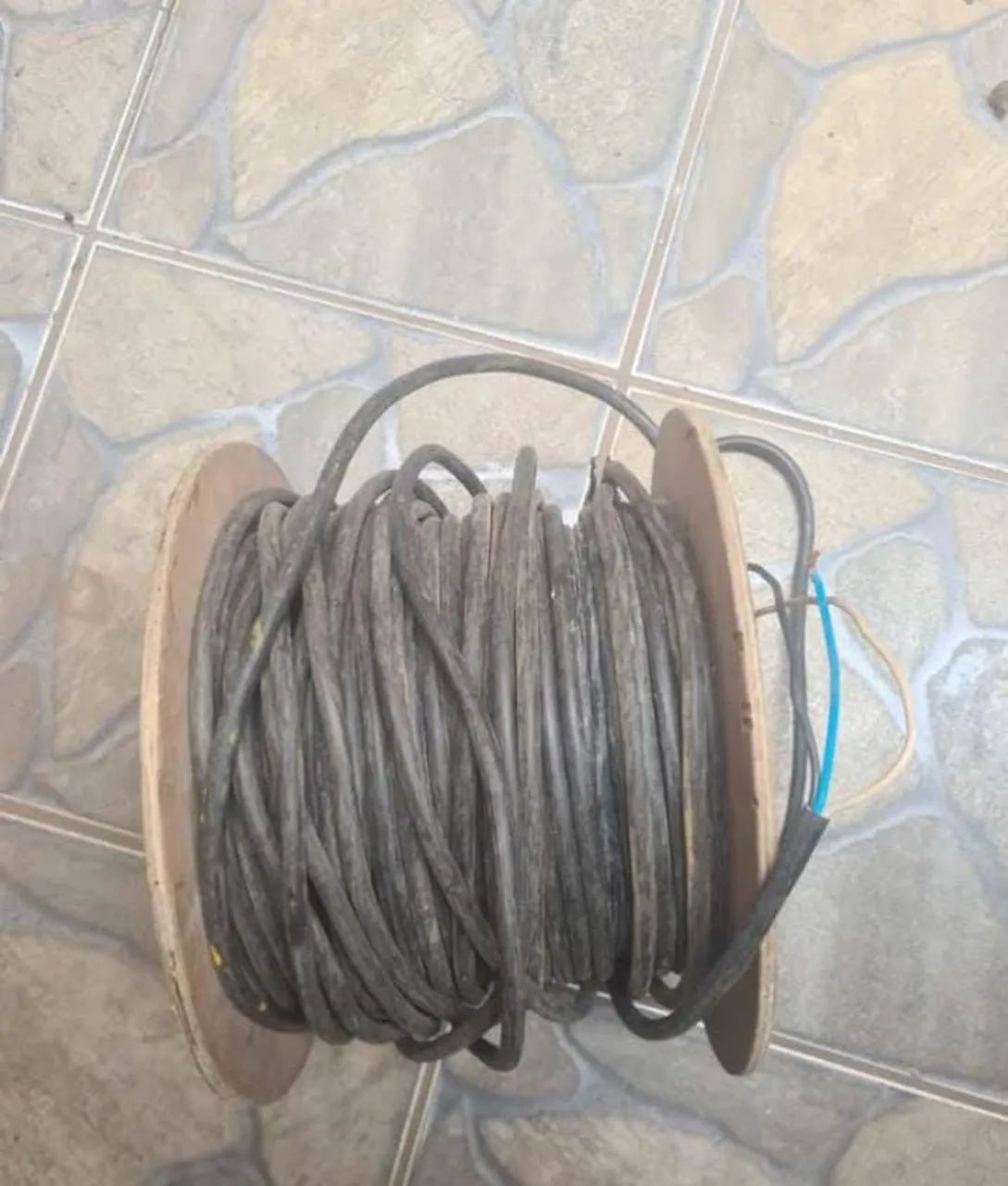 Fios trifásico e monofásico 64842063256835120