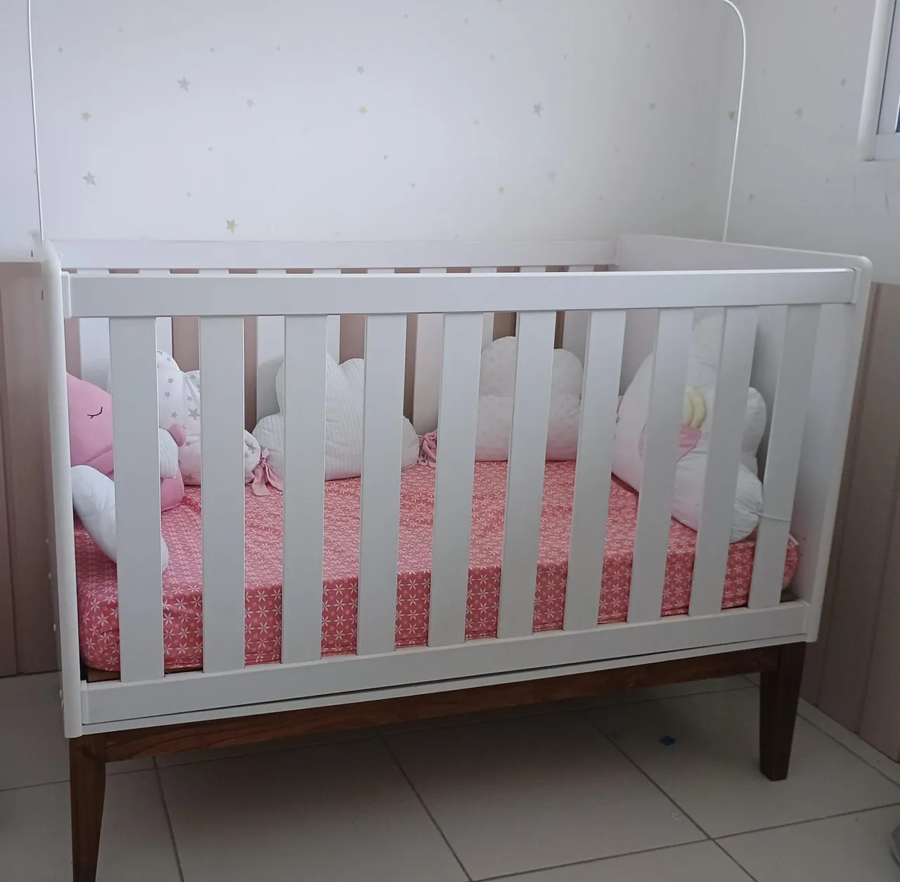 Berço Branco Infantil com Design Moderno