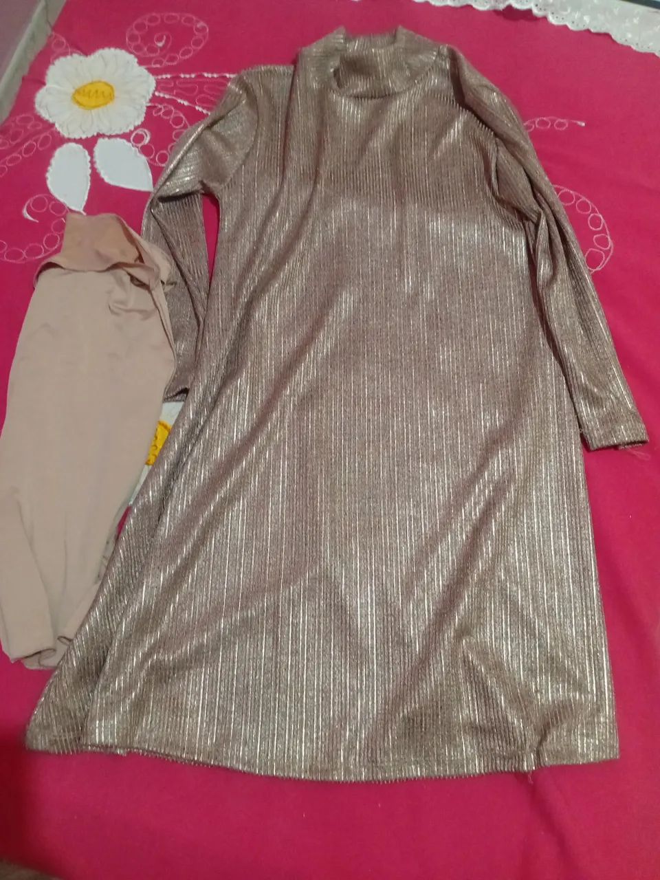 Vestido Dourado com Manga Longa e Brilho - Foto 4
