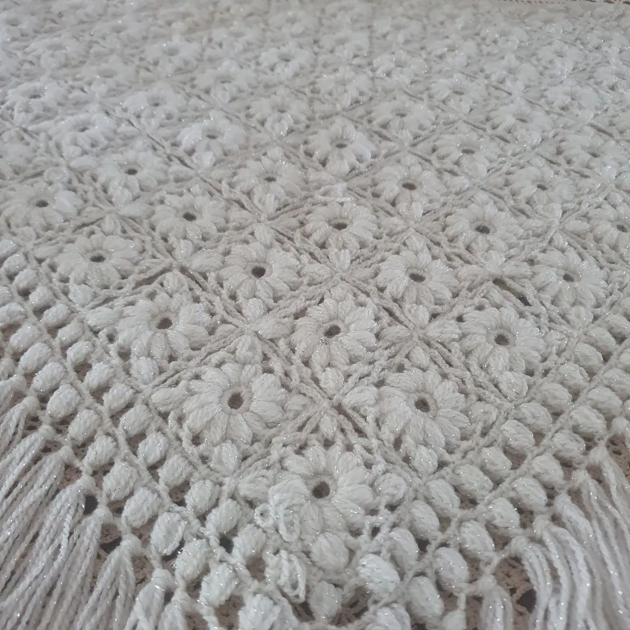  Cachecol de crochê branco com brilho discreto em prata. Vovós estilosas.  - Foto 3