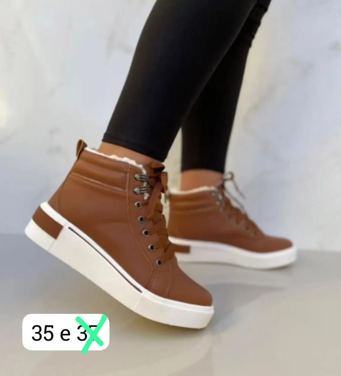 Bota feminina marrom com solado branco nova na caixa n 34
