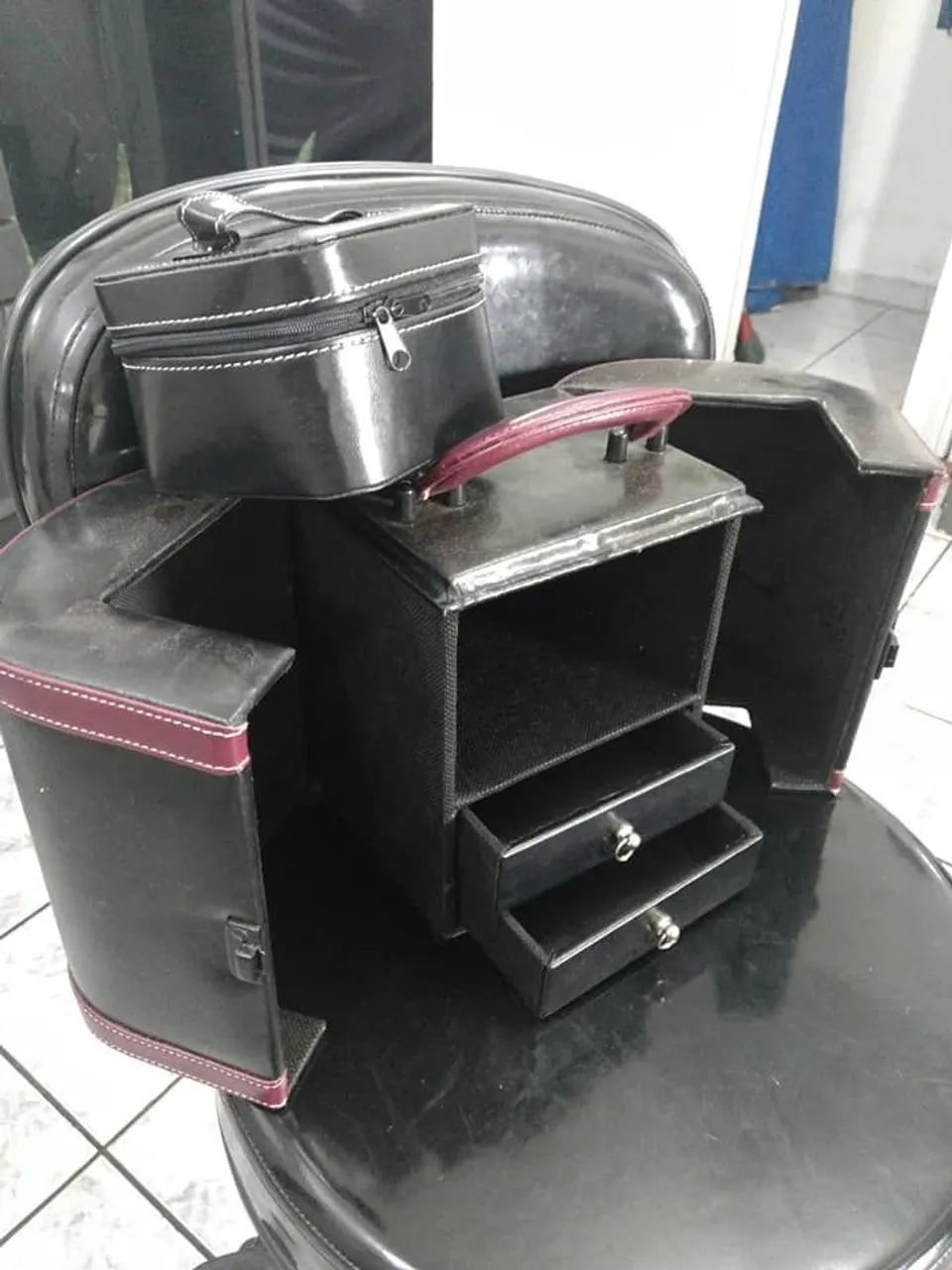 Mala de Viagem Elegante com Detalhes em Vinho - Foto 4