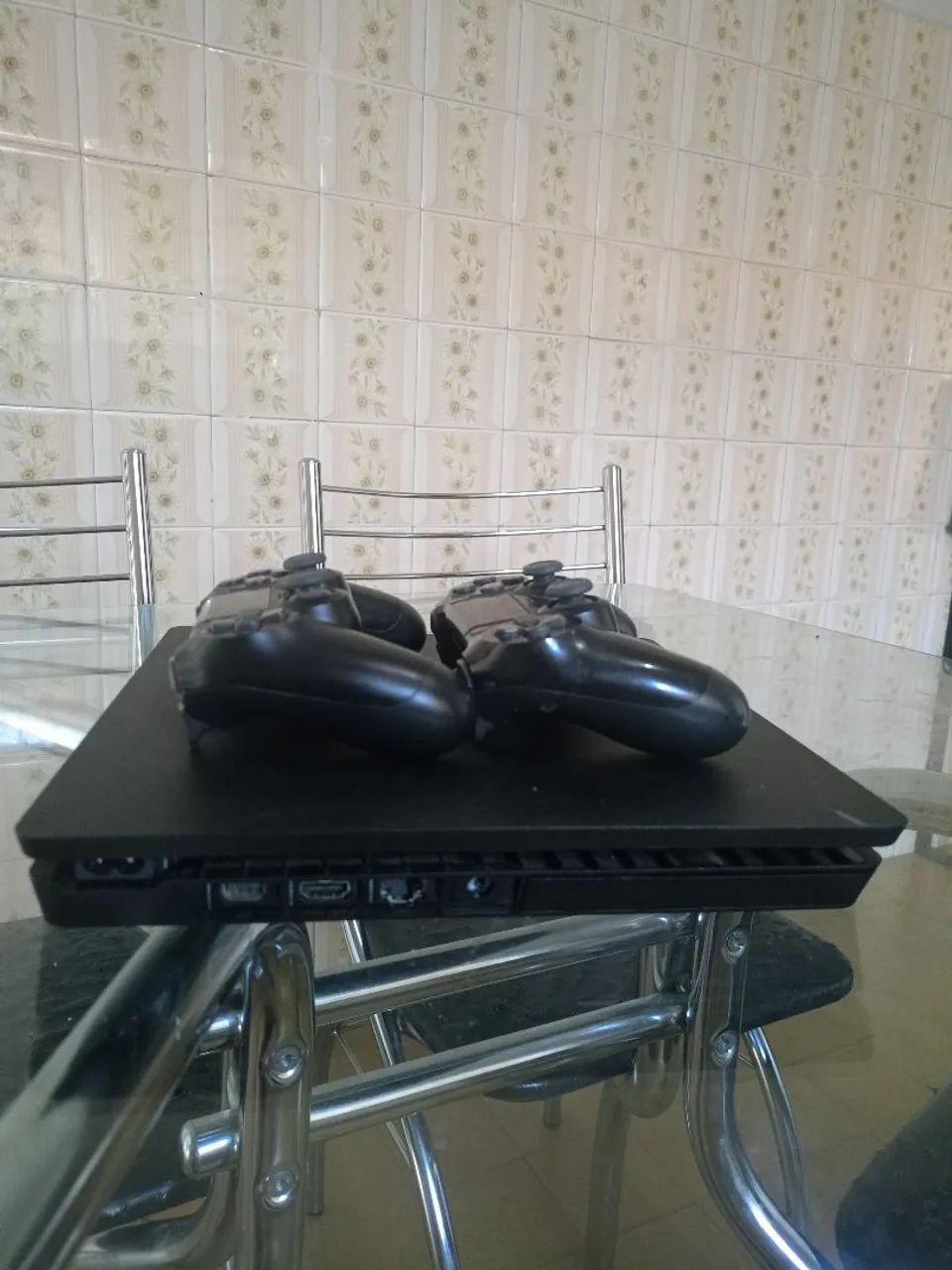 PS4 slim 1TB 2 controles  - Foto 2