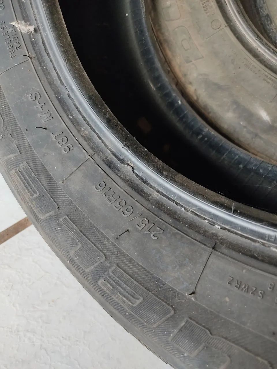 Pneus 215/65 R16 meia vida - Foto 3