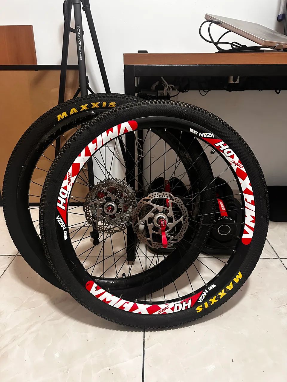 RODAS COMPLETAS VMAXX + PNEUS MAXXIS