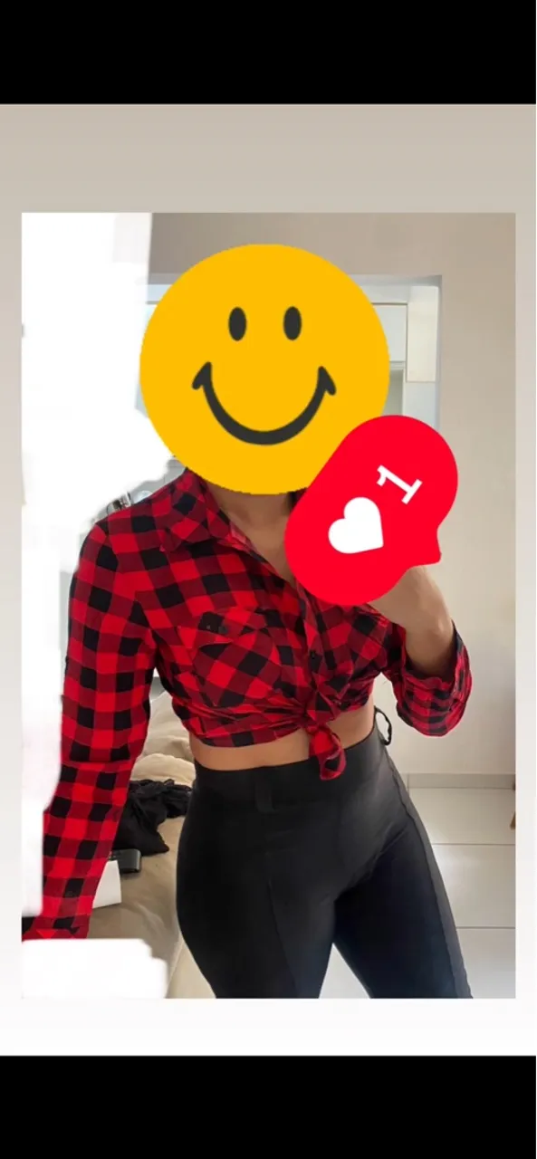 Conjunto estiloso camisa xadrez e calça preta
