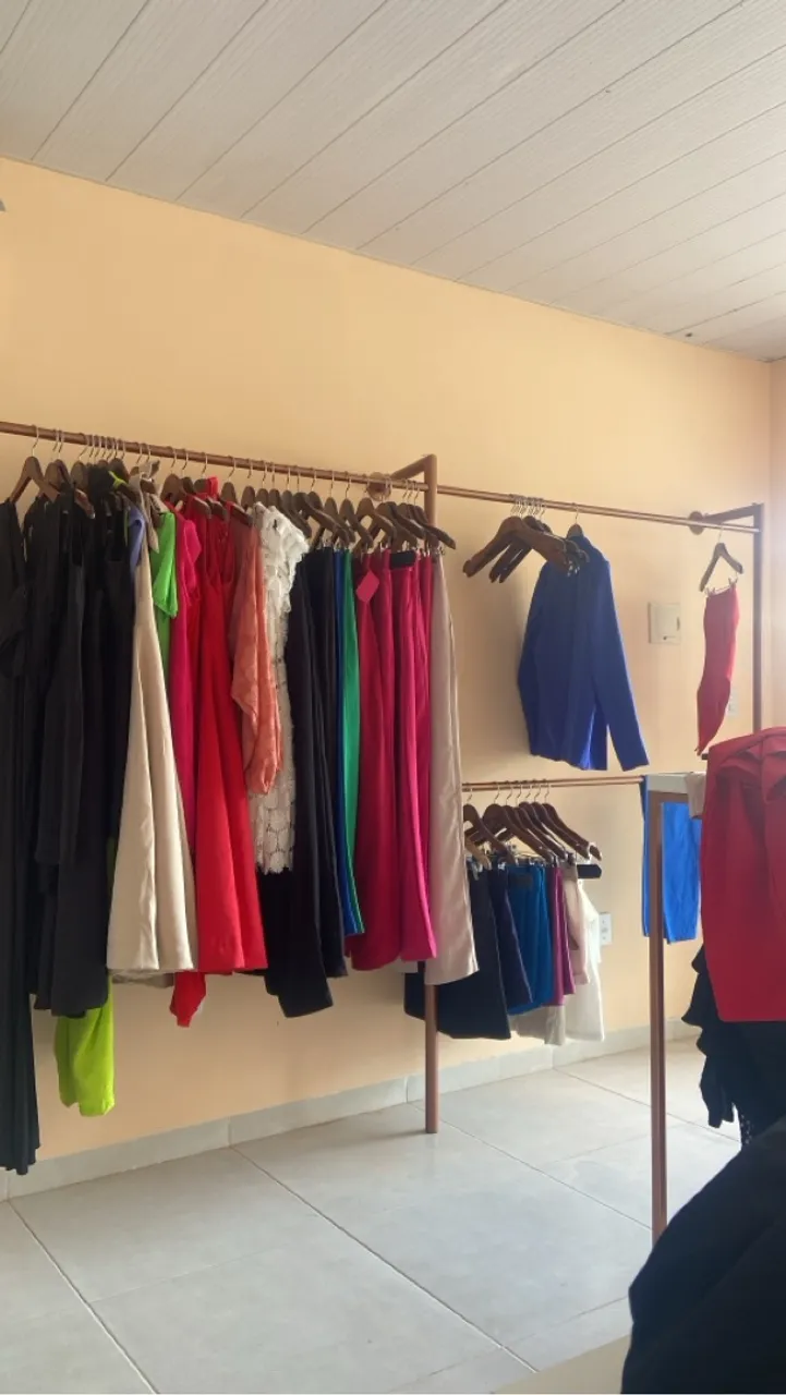 Arara em metal resistente para loja de roupas