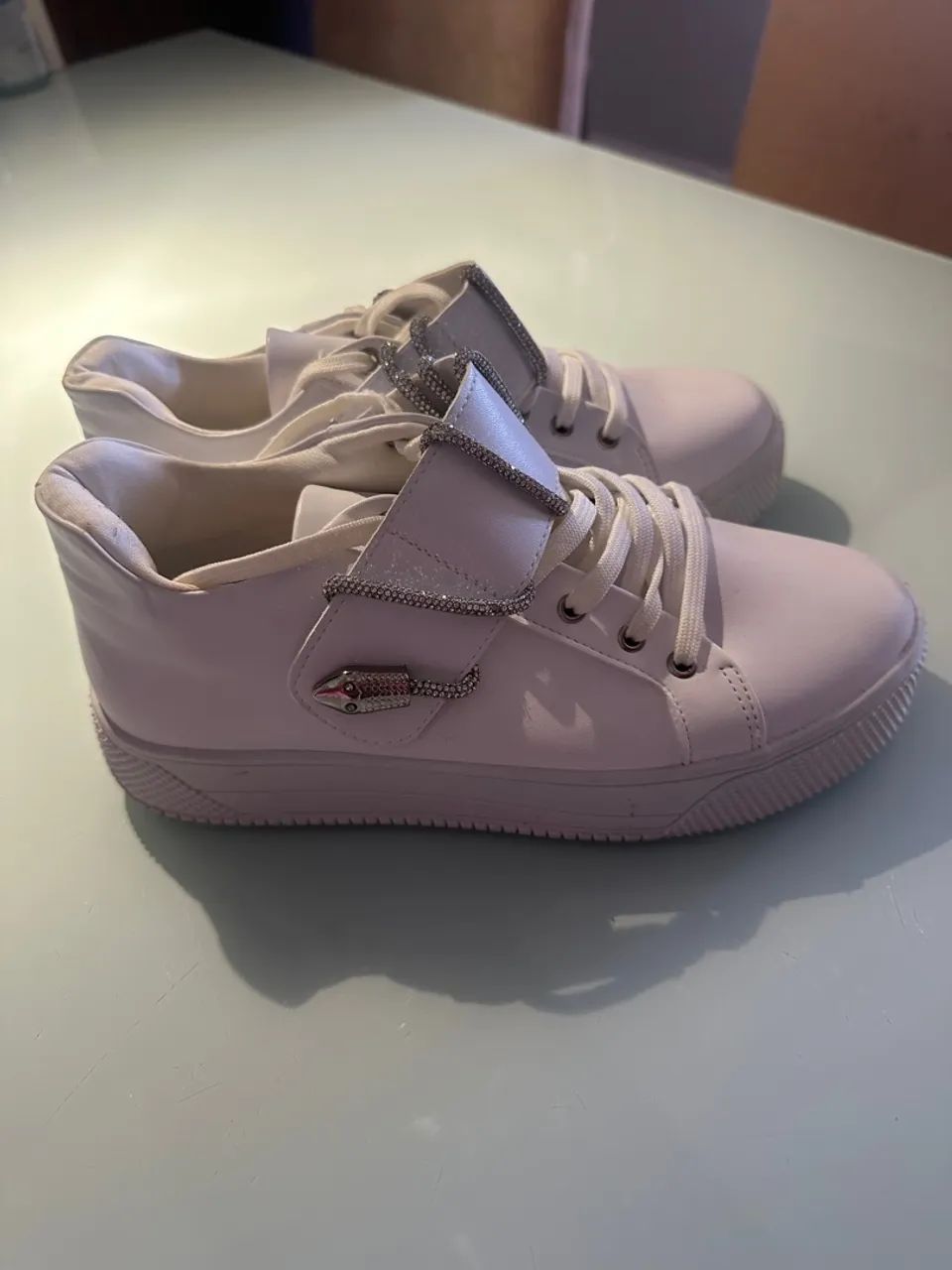 Tênis Branco com Detalhes em Strass  N° 35