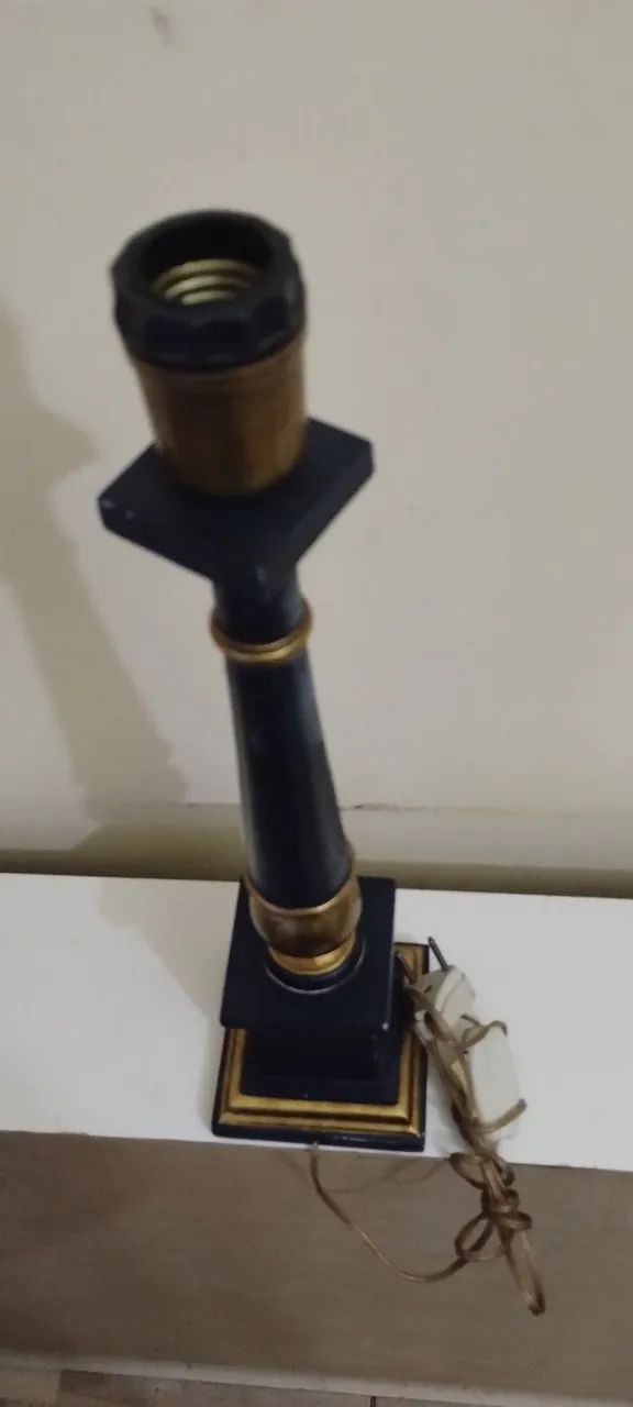 Abajur de Mesa Decorativo Preto e Dourado. - Foto 4