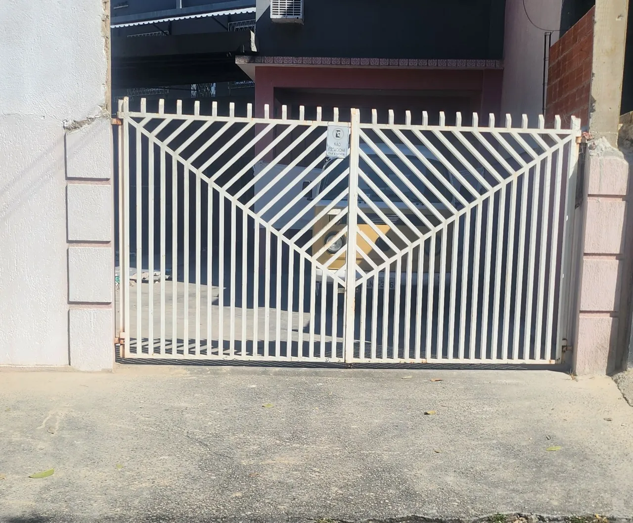 Portão de Aço Branco para Segurança Residencial