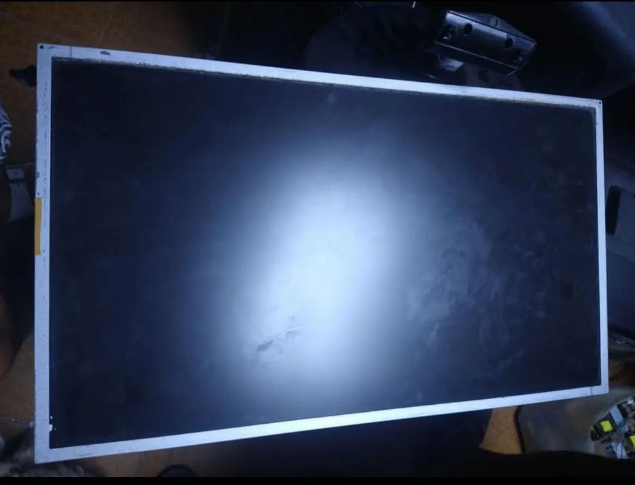 Calha com  barras de led , acrílico e difusores Samsung LT24B530LB