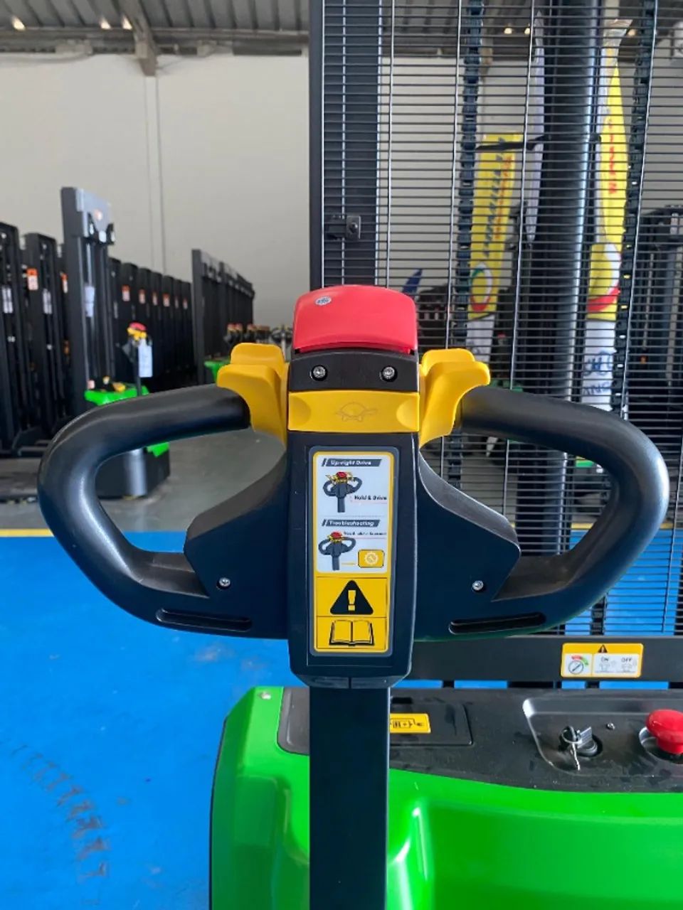 Empilhadeira Patolada elétrica Hangcha 1500kg NOVA! - Foto 5