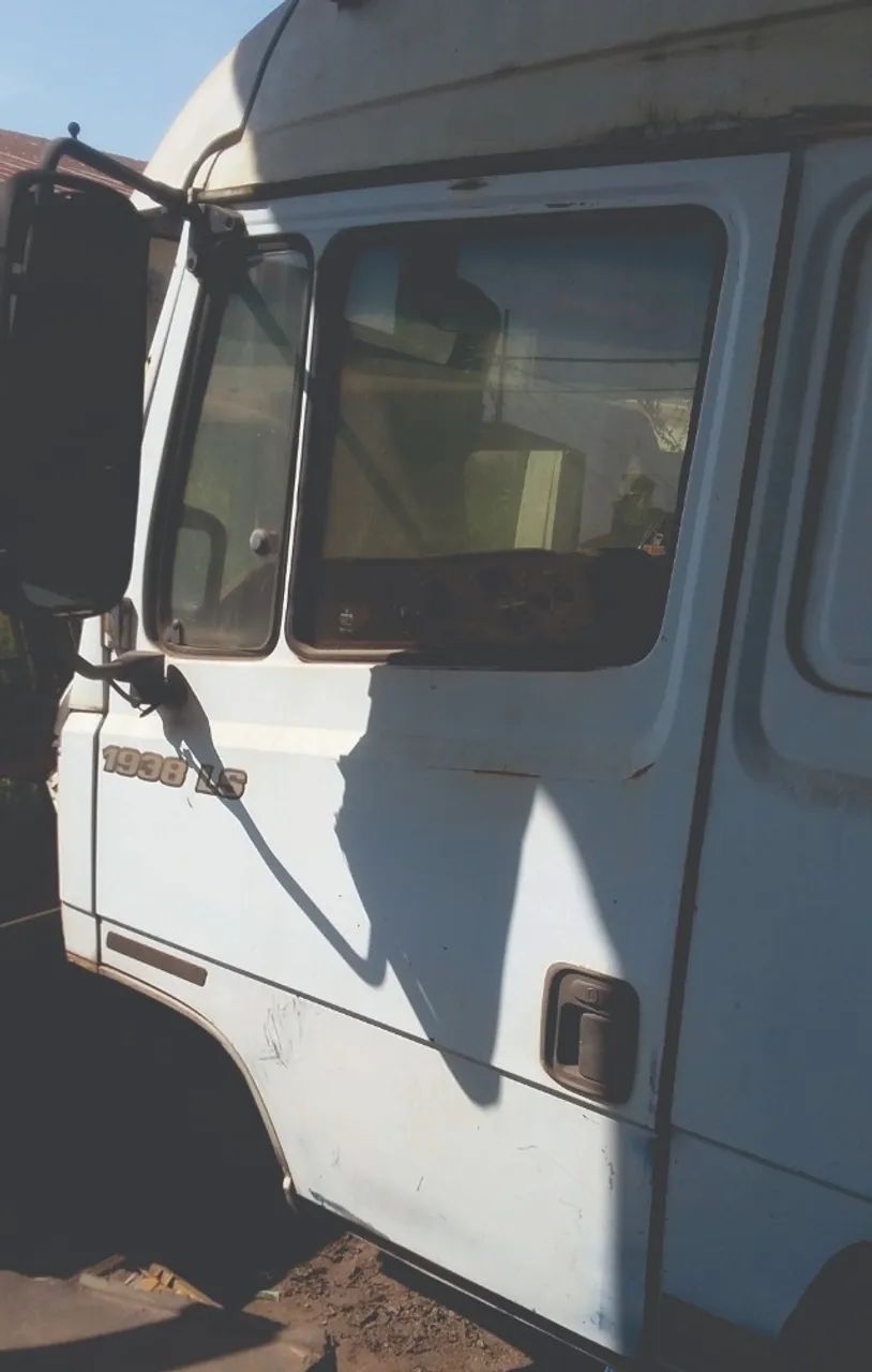 Oportunidade!! Vendo cabines de Volvo, Mercedes bicuda, Scania bicuda para desocupar lugar - Foto 4