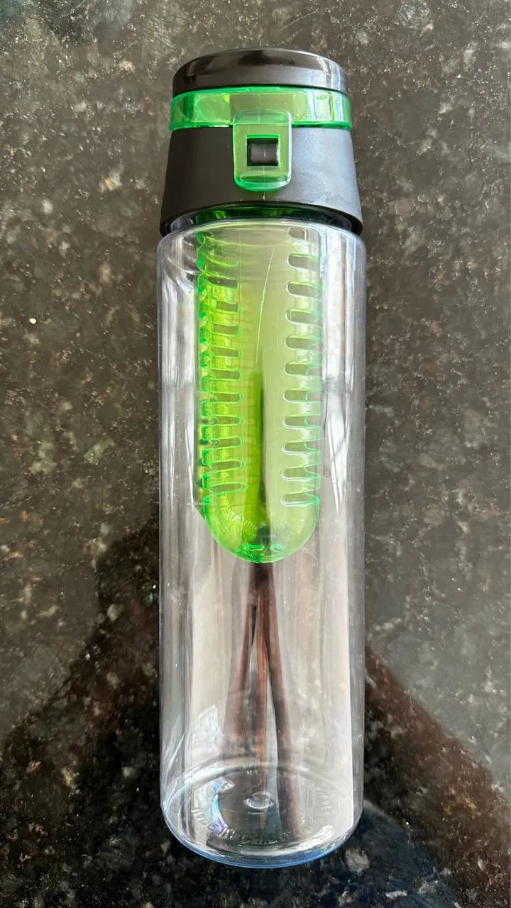 Garrafa com infusor preta e verde