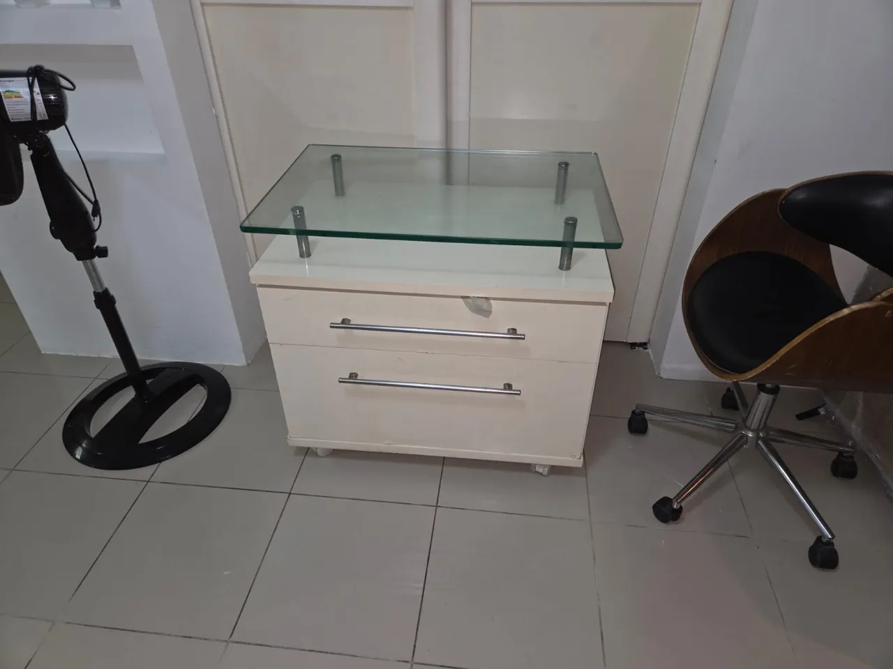 Gaveteiro com tampo de vidro