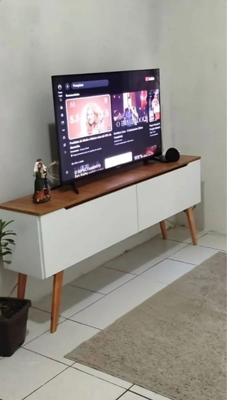 Rack para Tv na cor branca e com tampo amadeirado