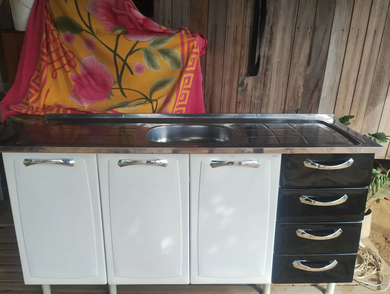 Armário de Cozinha com Pia e Gavetas em perfeito estado de uso