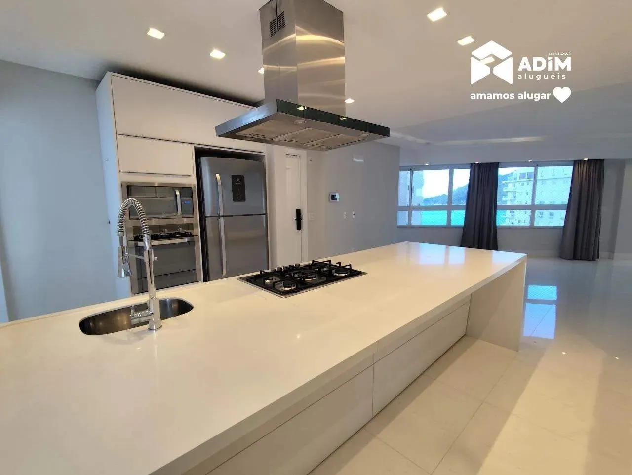 Aluguel anual: Apartamento de 3 suítes no Centro em Balneário Camboriú