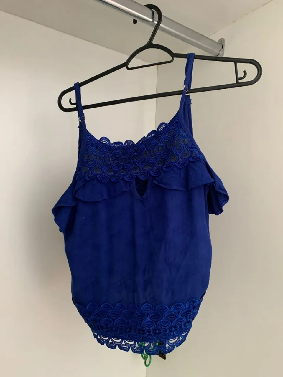 Cropped Azul com Detalhes em Renda